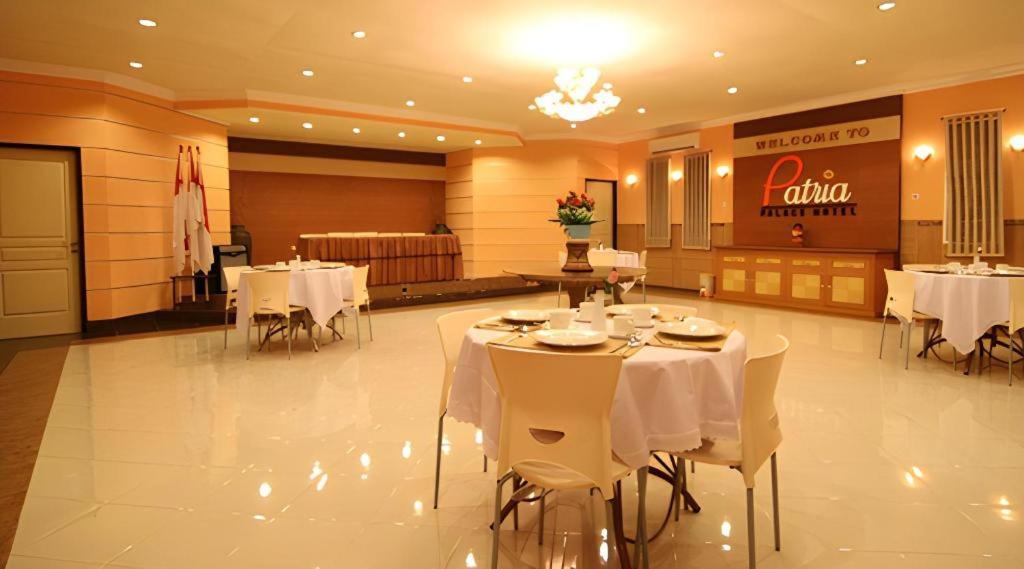 Patria Palace Hotel Blitar Exterior foto